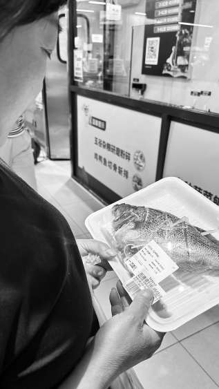 晚上去超市“薅羊毛”成了潮流？清仓折扣带来的“盲盒”与盲动