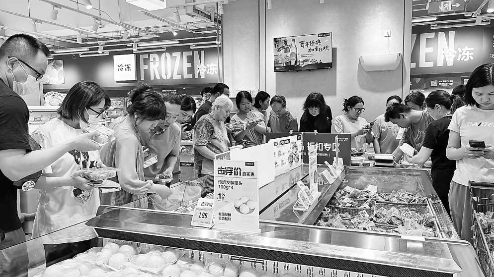 晚上去超市“薅羊毛”成了潮流？清仓折扣带来的“盲盒”与盲动