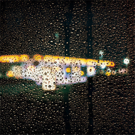 雨中的城市唯美图片高清_玻璃上的雨珠图片素材