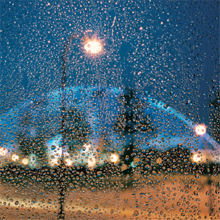 雨中的城市唯美图片高清_玻璃上的雨珠图片素材