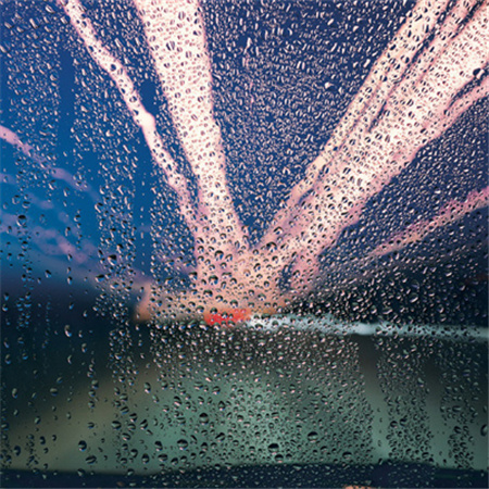 雨中的城市唯美图片高清_玻璃上的雨珠图片素材
