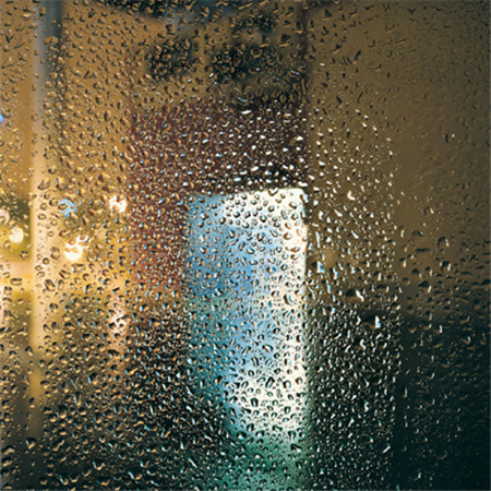 雨中的城市唯美图片高清_玻璃上的雨珠图片素材