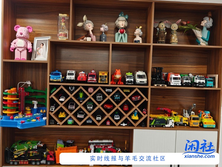 收拾了一个半小时，终于收拾好了，把酒柜打扫干净了 ，给孩子当玩具收纳了