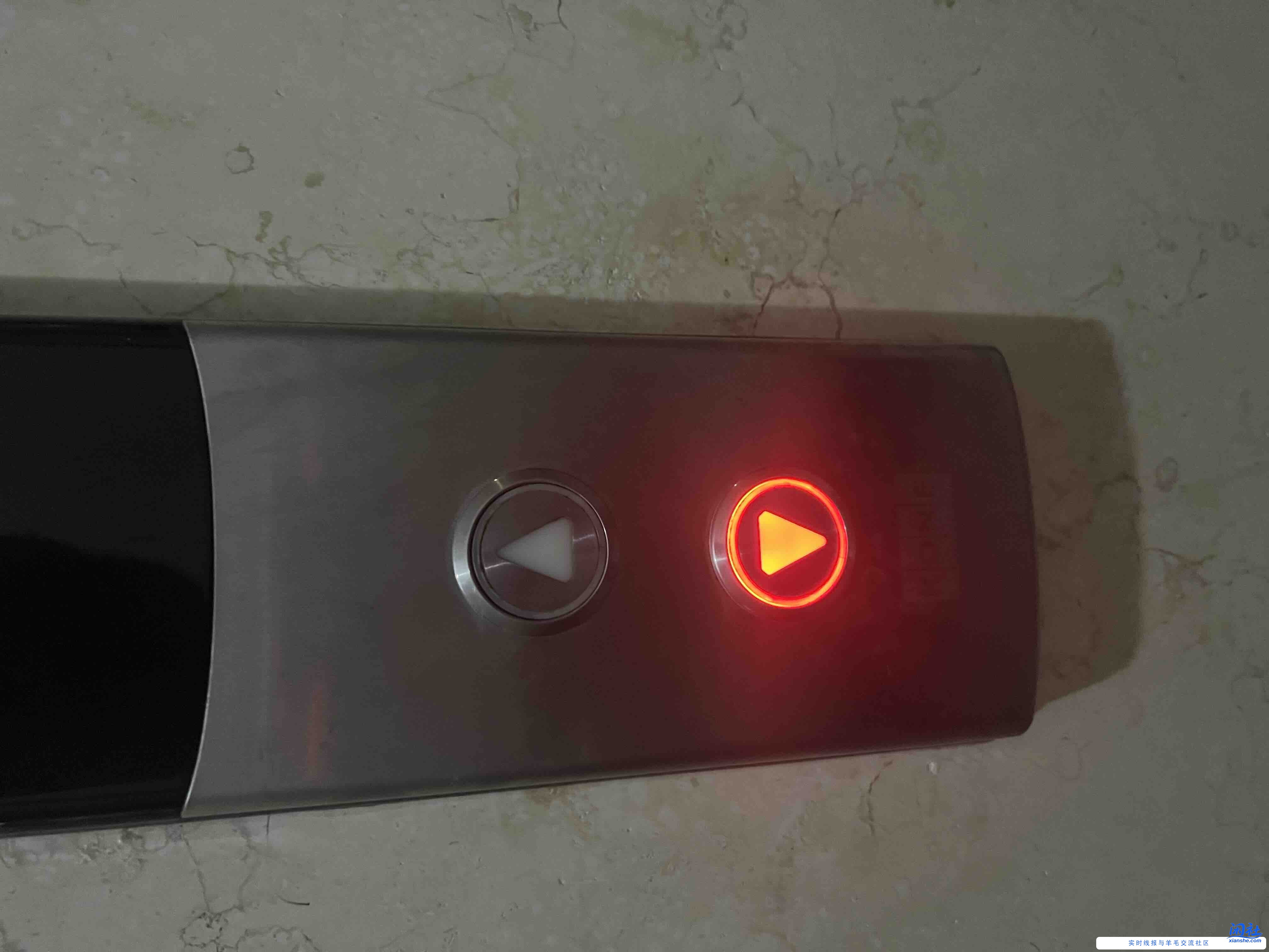 电梯上的按键坏了最常用的下 可以把这上扣出来调换位置不