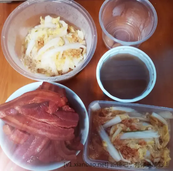 忙活一早上，终于能吃饭了，有肉有菜有饭有汤，五分钟一顿午饭