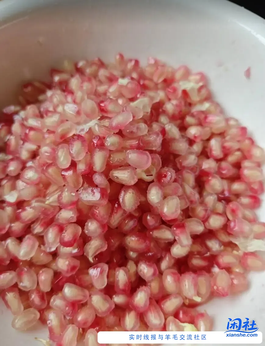 [分享转发]又到了敲石榴的月份了，敲一大碗，舀着吃，舒坦~