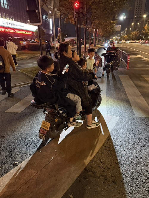 家长心真大,一老拖四小