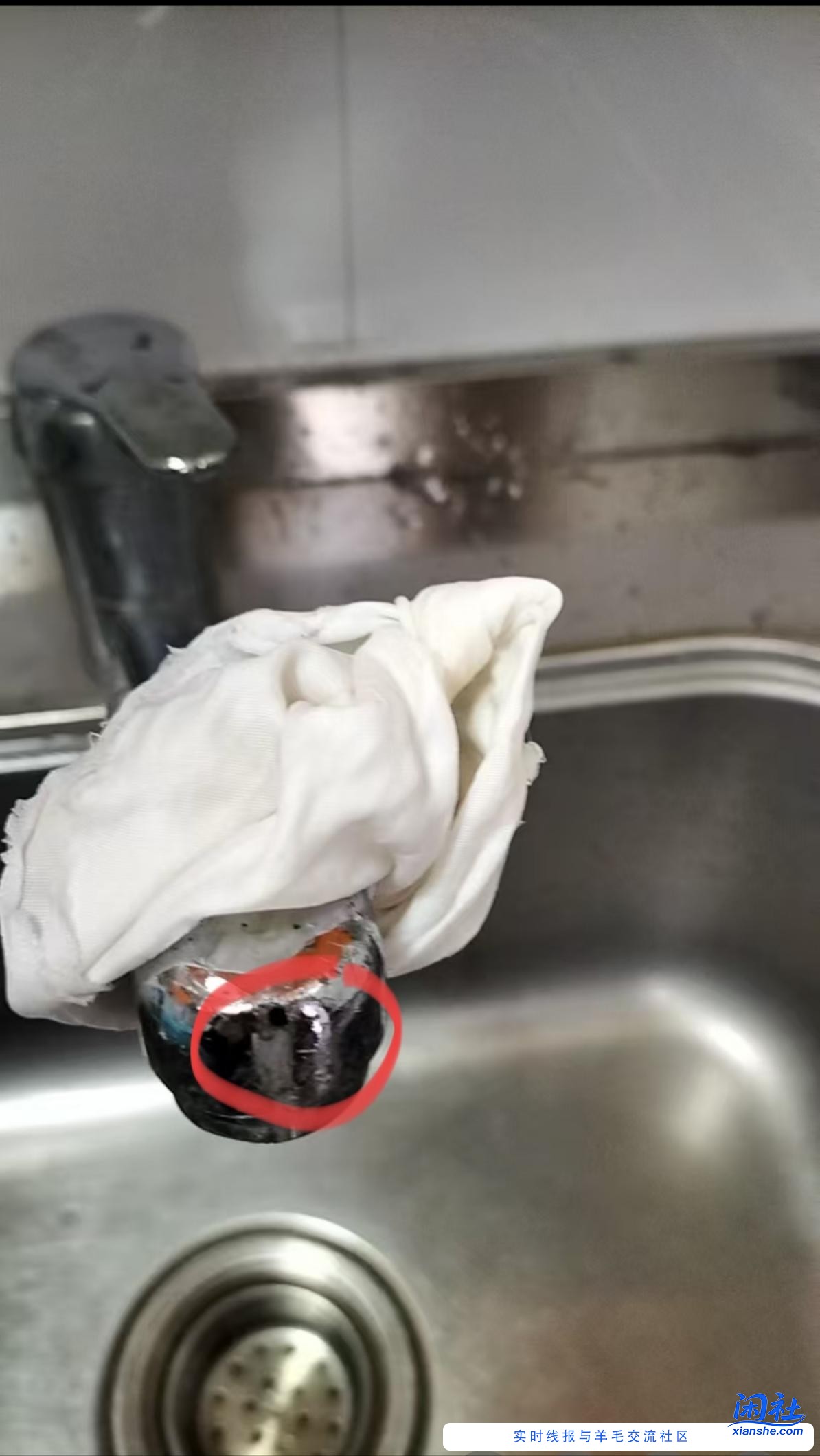 这种水龙头上有个眼能修复吗？一开往外喷水