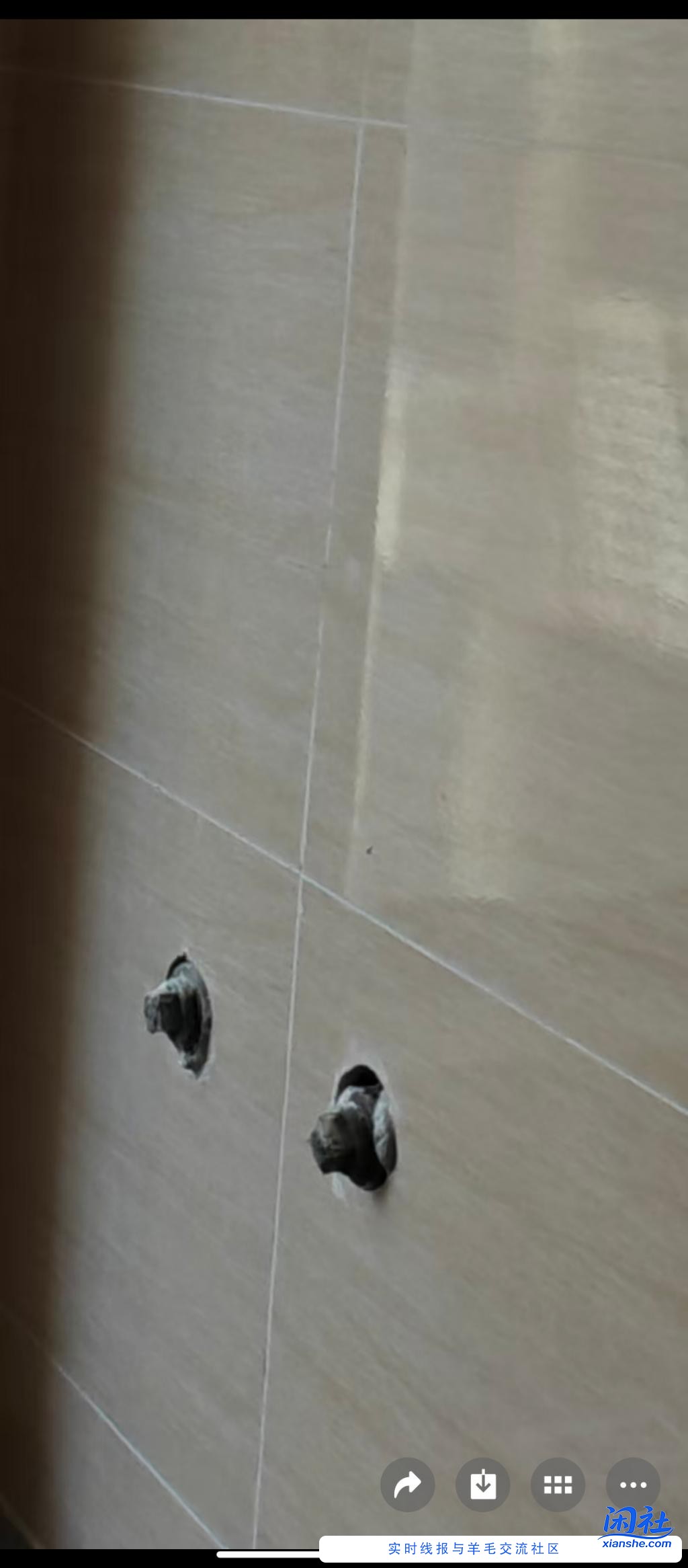 家用热水器用电的好还是燃气的好？装的话装在厨房，浴室在厨房边上。这两个孔是干嘛的