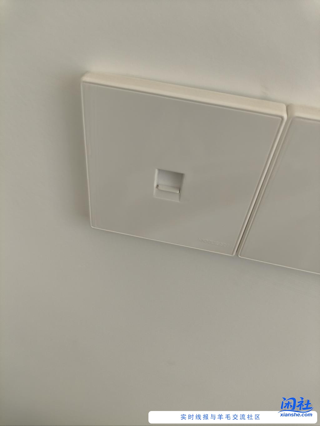 刚搬进去的房子。网线面板电信装维说用不了，得花200才可以用。这个网线面板怎么用的